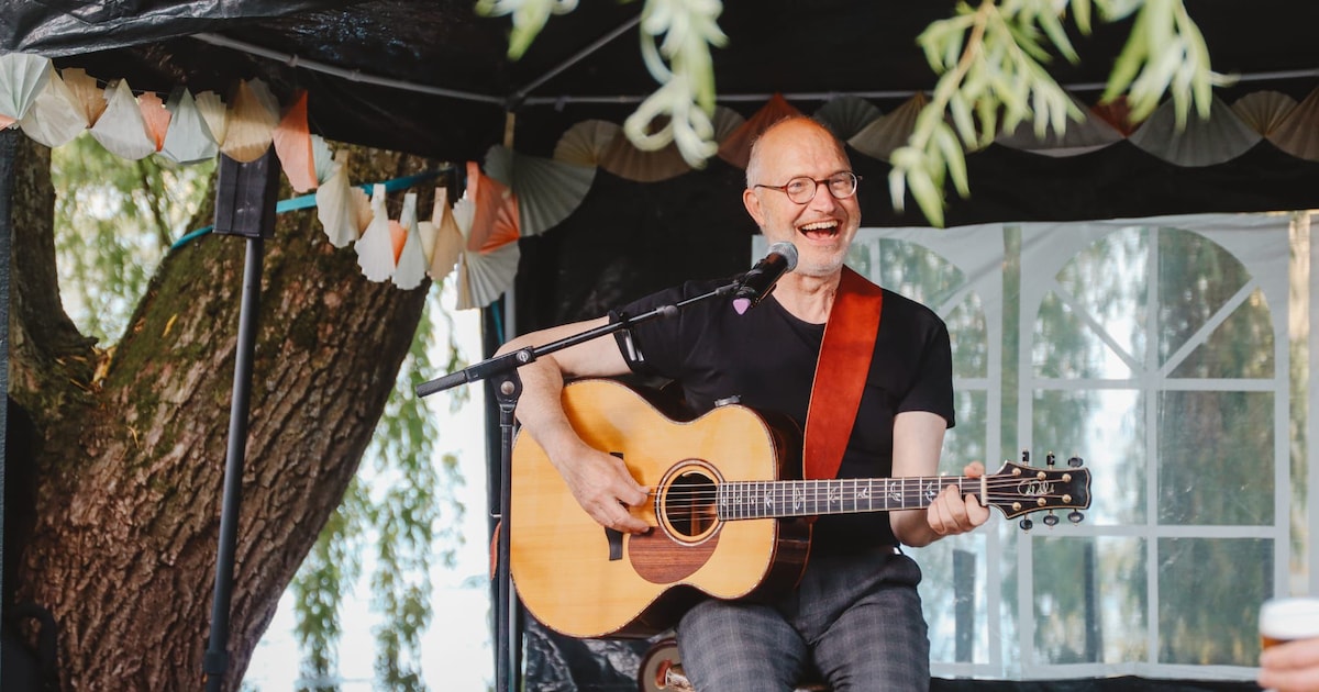Johan Kruizinga treedt op in Drombar Enkhuizen
