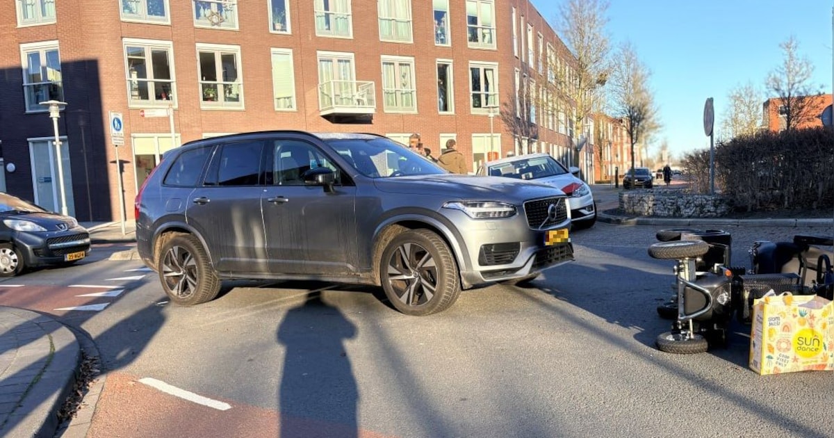 Vrouw in scootmobiel komt ten val en raakt gewond bij aanrijding met auto
