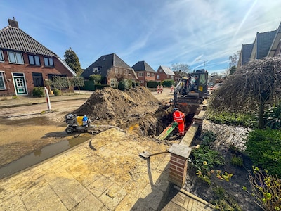 Ton (74) kijkt weer naar gat voor zijn huis in Apeldoorn: ‘Al de derde keer’