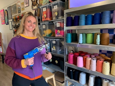 Lekker crea: bij Charlotte tuft je in een paar uur je eigen kleed (met een pistool!)