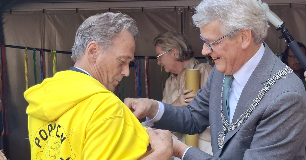 Peter Andriessen ontvangt stadsspeld tijdens zijn geliefde Poppen in het Park