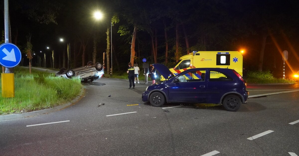 Auto slaat over de kop na botsing op kruising aan de Boslaan in Emmen