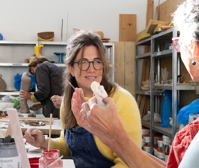 Verslaggever Ellen schuift aan in het keramiekatelier: ‘Lekker zitten smeren met water, hè?’