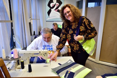 Van oude werkbroek tot hippe tas: afvalbedrijf laat oude bedrijfskleding omtoveren tot accessoires