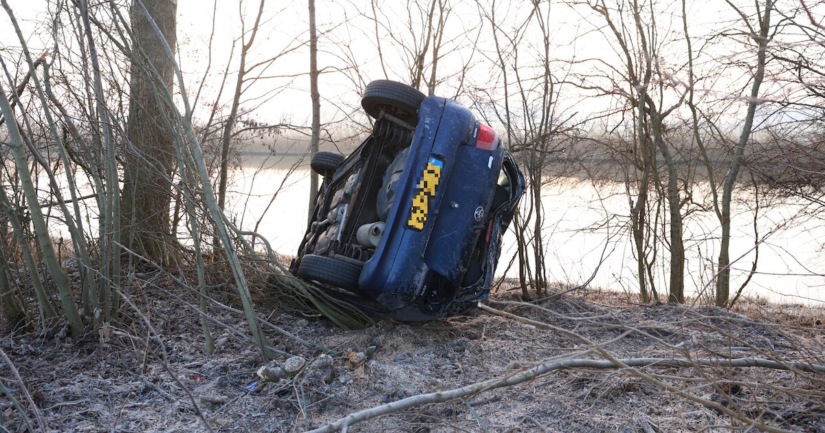 Automobiliste komt bij Tollebeek goed weg na ongeval langs water