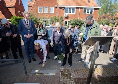Burgemeester Poppens onthult Stolperdrempel voor Joodse slachtoffers in Amstelveen