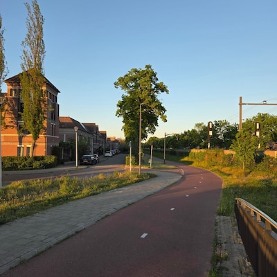 Scooterrijder laat fietser zwaargewond achter in Helmond na aanrijding