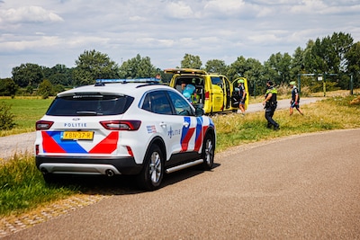 Meerdere wielrenners gewond na botsing met scooter in Den Bosch, traumahelikopter landt in grasveld