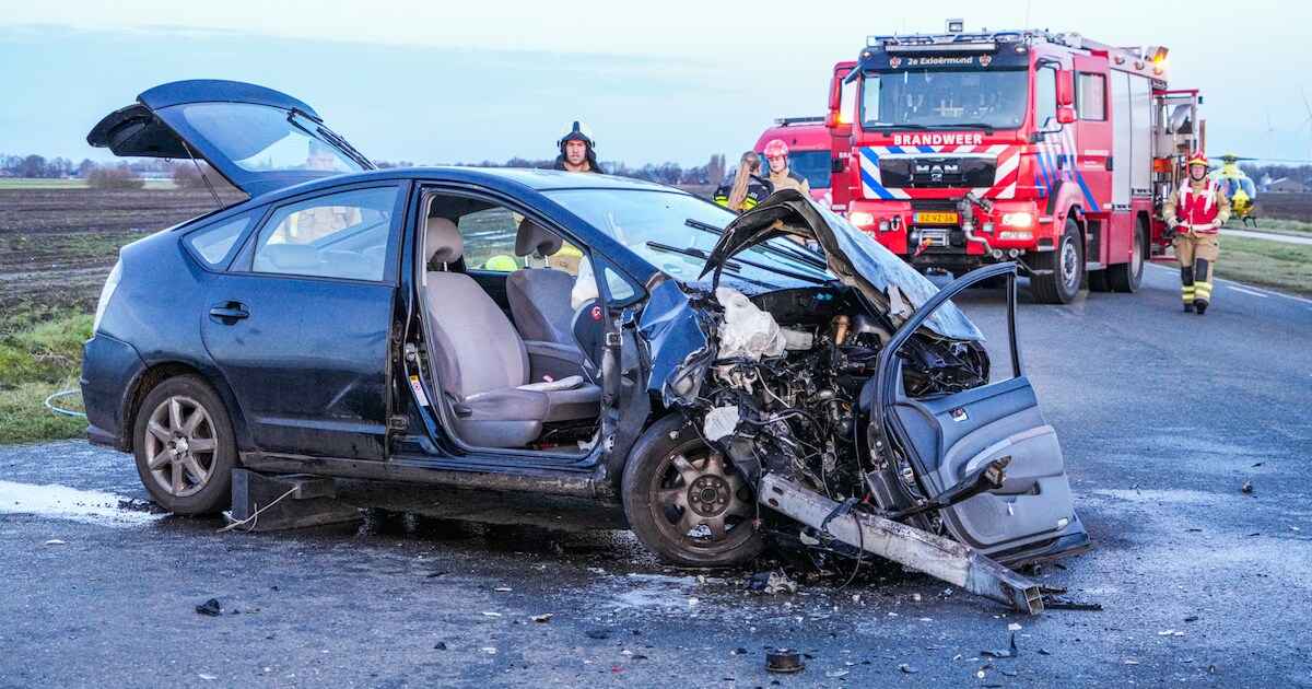 Pickup en auto botsen op Drentse Mondenweg in Valthermond