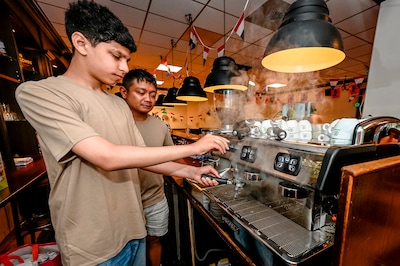 In het azc leren jongeren barista worden: Ibrahim (16) droomt al van een eigen koffiezaak