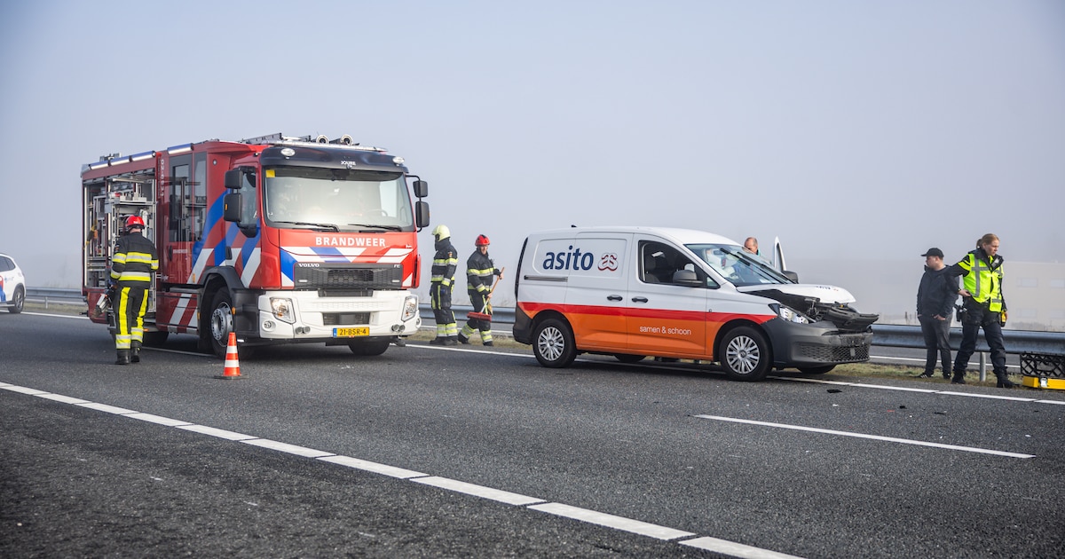Botsing tussen meerdere voertuigen op mistige A7 bij Scharsterbrug