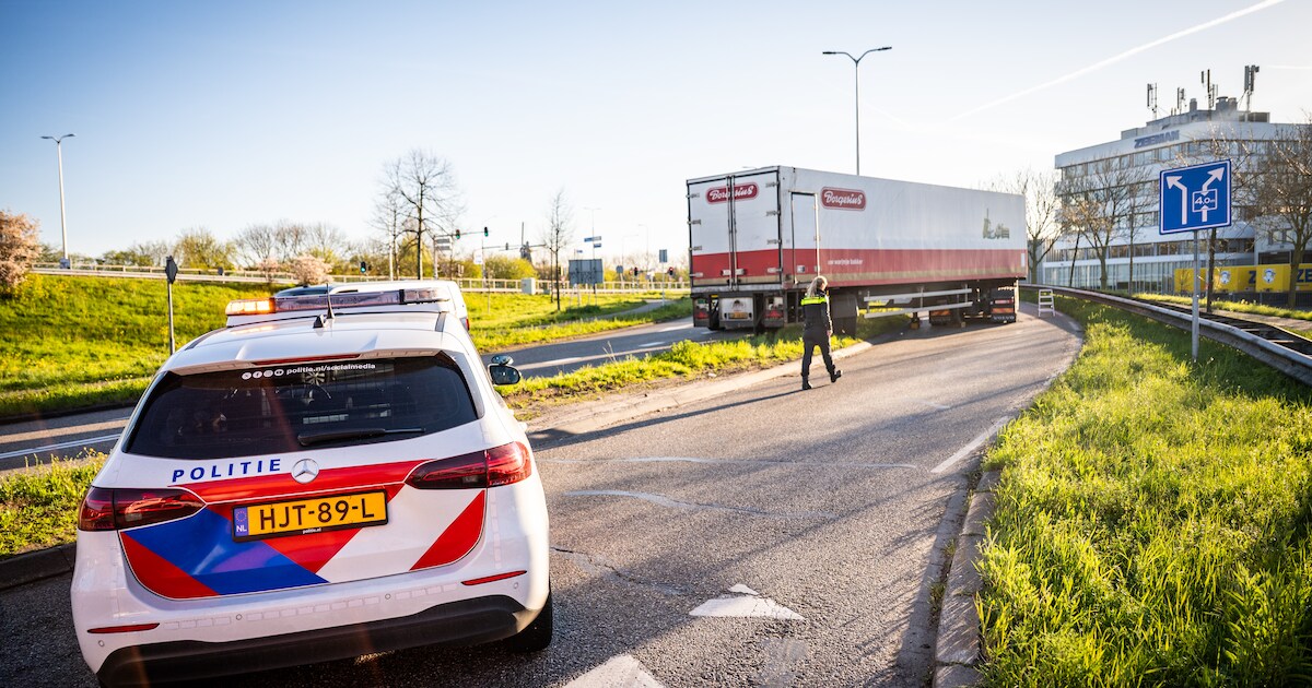 Prins Bernhardlaan richting N11 in Alphen dicht door geschaarde vrachtwagen