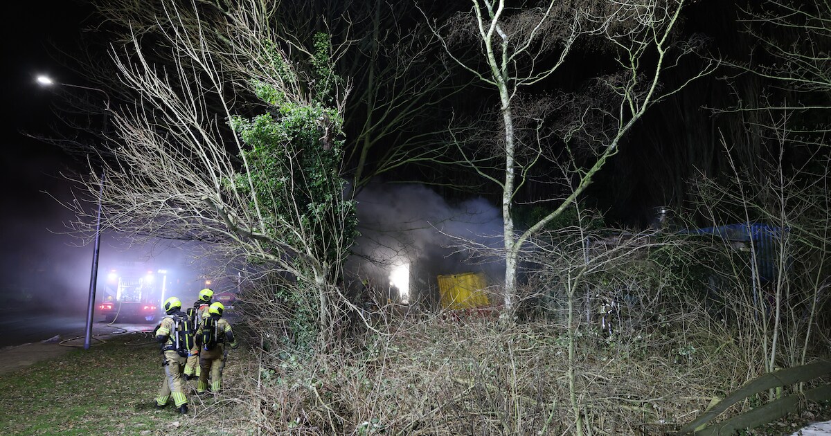 Brand bij leegstaand pand op Produktieweg in Zoeterwoude zorgt voor veel rook