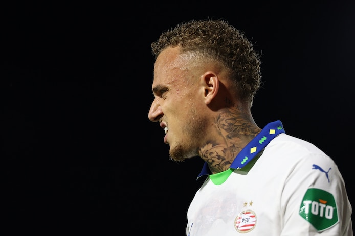 Noa Lang zegt sorry voor gedrag na wissel in Almere: 'Hij dacht dat hij  verder was dan dit' | Nederlands voetbal | AD.nl