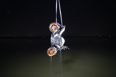 Motorrijder belandt in het water bij de Veerweg in Wijhe