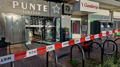 Bovenbuurman Ben (75) ziet ramkrakers hun slag slaan en loopt naar beneden: ‘Ze scheurden in een Aud