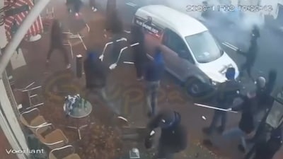 Politie houdt drie mannen aan na supportersgeweld in Nijverdals café, meer aanhoudingen niet uitgesl