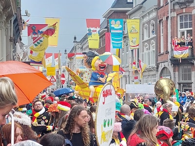 LIVE Carnaval in Brabant | Prachtige wagens trekken door de straten, bekijk de beelden