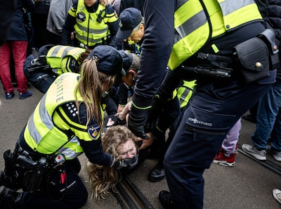 Politie krijgt ‘meest heftige bedreigingen’ na incident zwangere vrouw, VN-rapporteur walgt van video