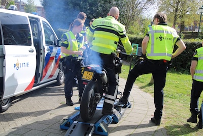 Politie deelt 16 bekeuringen uit bij verkeerscontrole op Vetkamp in Barneveld
