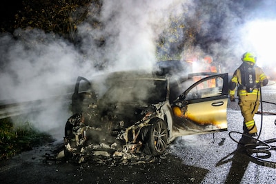 Auto brandt uit op N225 bij Heelsum
