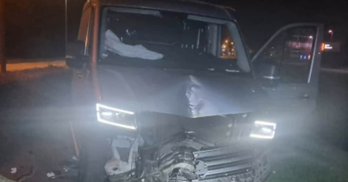 Bestuurder botst met bestelbus tegen boom in Drunen, sleurt deze 25 meter mee en gaat er dan vandoor