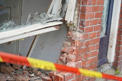 Adrie is niet thuis als auto zijn woning ramt en schrikt zich rot als hij de ravage ziet: ‘Het is ee
