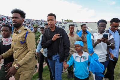 Veelbesproken arbiter uit Somalië kijkt uit naar debuut in Europa: ‘Stop nooit met dromen’