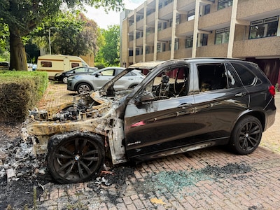 Geparkeerde BMW volledig verwoest door brand in Nijmegen, politie onderzoekt brandstichting