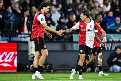 Feyenoord wint dankzij Spanjaarden topper van AZ en is voor eerst in bijna een jaar weer koploper