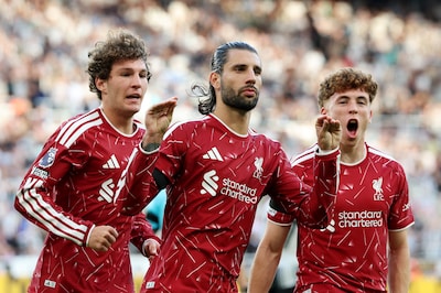 Spektakel in Newcastle met zes Nederlanders op het veld: Szoboszlai redt in 99ste minuut punt voor Liverpool