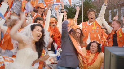 Snollebollekes geeft feesthit ‘Links Rechts’ nieuw WK-jasje met Engels refrein: ‘Holland comes eraan