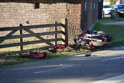 Motorrijder gewond na botsing met vrachtwagen aan Heinoseweg in Dalfsen