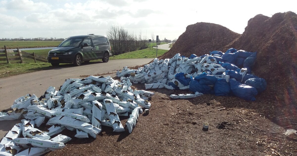 Grote berg drugsafval gedumpt langs Oudewaterse Damweg