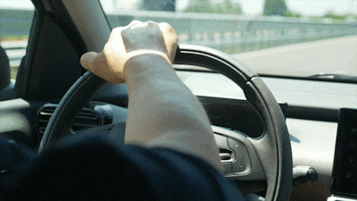 Telefoon staat tegen het dashboard aan, mag je ‘m rechtop ze