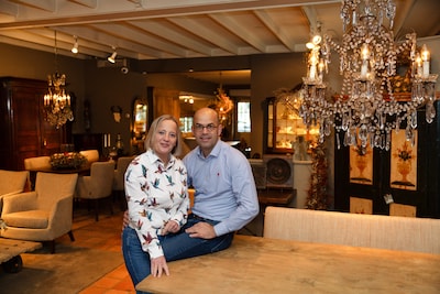 Franse klanten rijden naar Milheeze en gaan naar huis met een tafel uit Frankrijk
