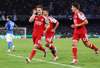 Ødegaard zet Arsenal op voorsprong bij Napoli, publiekswissel voor Ferran Torres