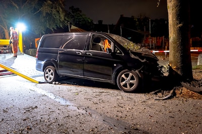 Auto botst tegen boom in buitengebied van Oosterhout, bestuurder vermoedelijk onder invloed van alco