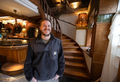 Kleinste kroegje van Eindhoven na ruim twee jaar weer open: ‘We kunnen er weer honderden jaren tegen