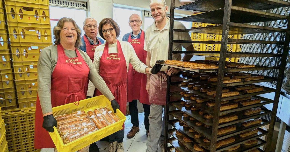 De speculaasactie van Linschoten al 50 jaar traditie: koorleden bakken met bakker Verweij in...Woerd