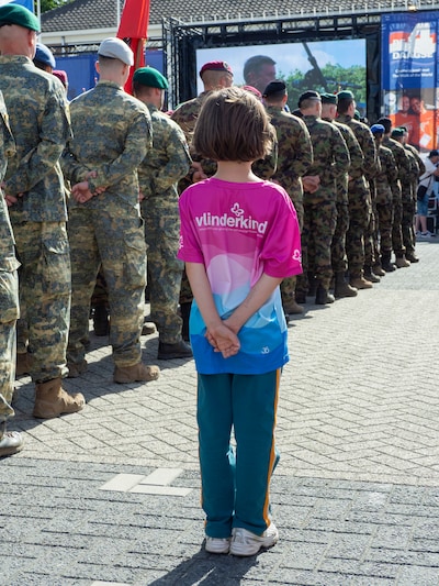 Respectvol ‘in de houding’ tijdens jaarlijkse vlaggenparade in Nijmegen