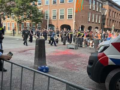 Zeven mensen opgepakt voor gooien van rode verf op route Prinsjesdag: ‘Het koningshuis is bloedgeld’