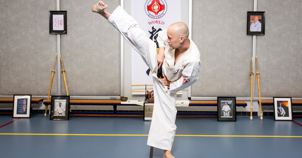 Bruce Lee was zijn held, nu krijgt Schiedammer Marcel Smit zelf hoogste karate-eer in Japan