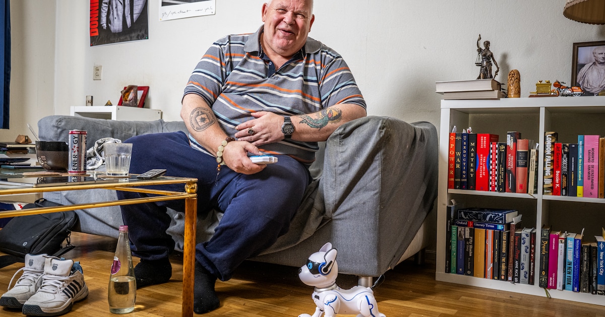 In plaats van een echte hond heeft Erik (58) robot Pluto als huisdier: ‘Zorgt voor levendigheid in h
