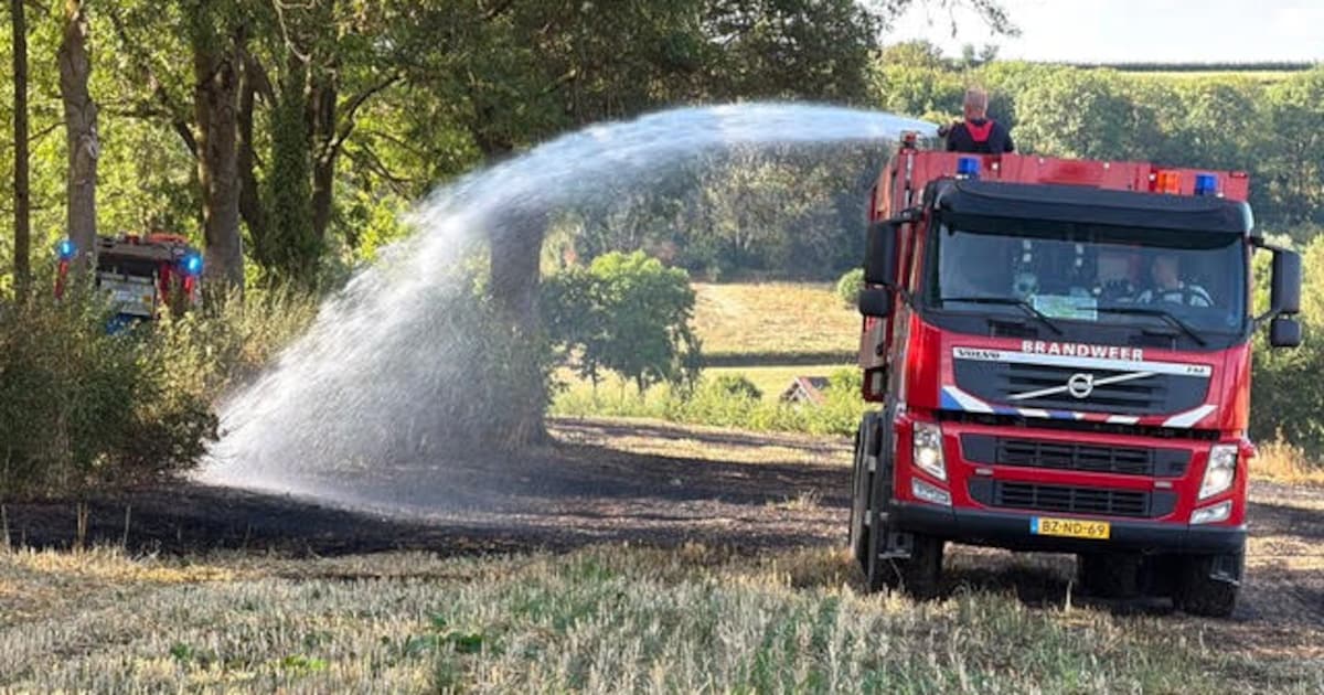 Veel brandweerinzet bij akkerbrand aan Bessemerweg in Noorbeek