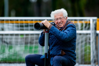Oud-scheidsrechter (78) als fotograaf uitgegroeid tot fenomeen in het amateurvoetbal: ‘Ze kennen mij