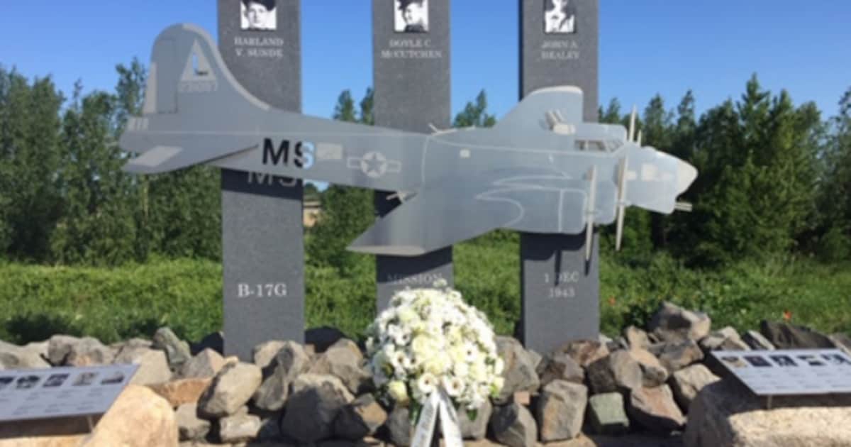 Herdenking bommenwerper Mission Belle met militaire aankleding en muziek in Nieuw-Lekkerland