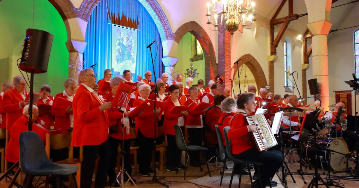 Meezing kerstconcert van Koor de Waterlanders in Kwintsheul | Foto
