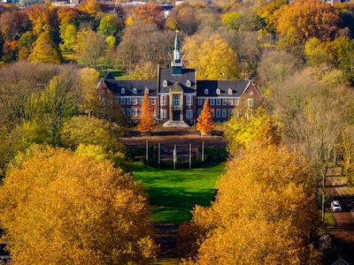 Renovatie monumentaal raadhuis in Alphen: containerbouw voor muziekschool aan Sportlaan