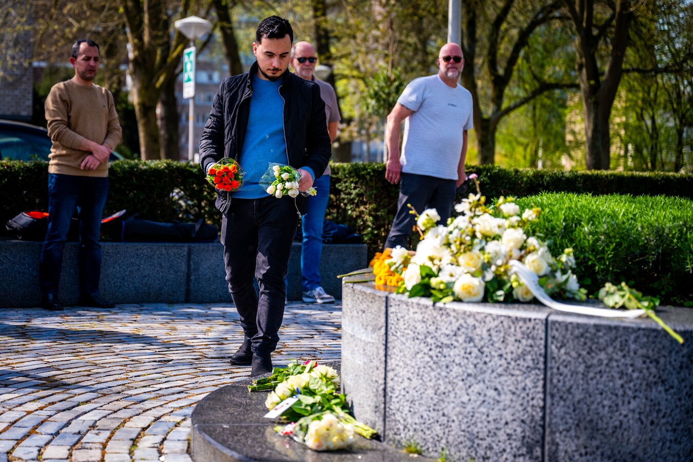 Nabestaanden leggen bloemen bij De Ridderhof in Alphen, 15 jaar na ...